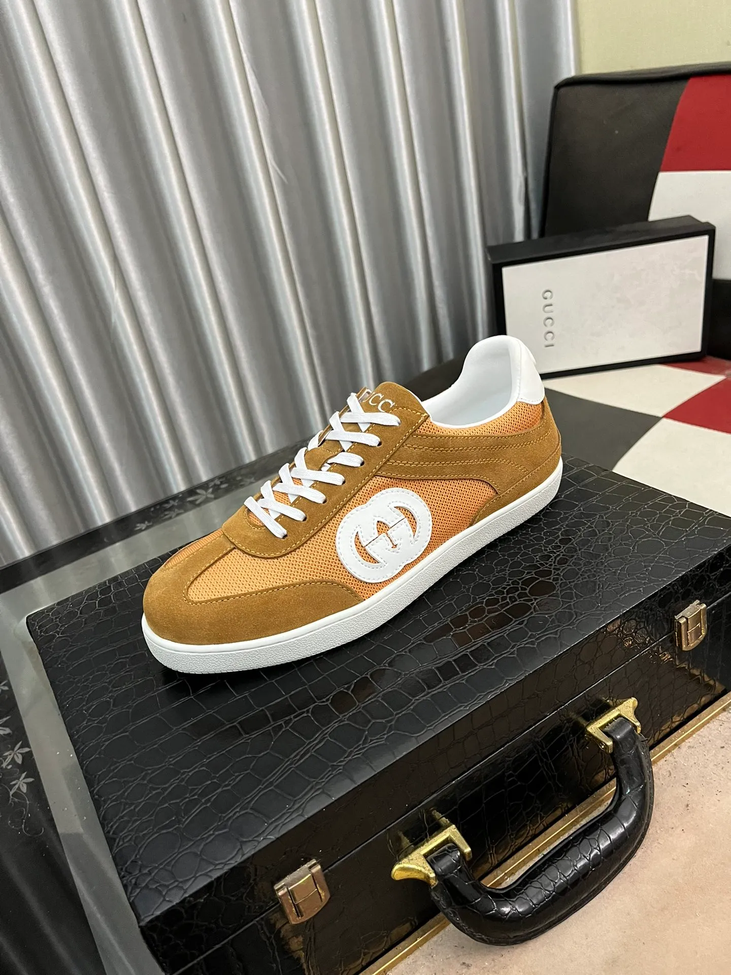 Men's shoes💰380⌚️⌚️[GUCCI] Gucci men's casual shoes are absolutely popular🔥The ultimate matching item for trendy men! The charm of super texture is irresistible, the main recommendation, the flower leather color is bright! The upper is made of high-quality cowhide + brand printed fabric, sheepskin feet, wear-resistant rubber sole, noble and elegant! Extremely comfortable🎁🎁You can be as handsome as you want💪 38-447️⃣colors available